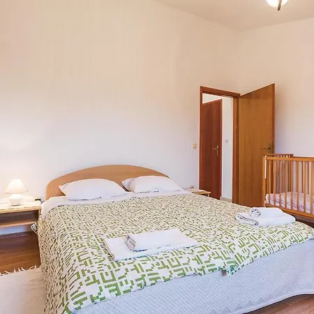 Apartment Gorgeous Apartment In Barban-Rebici With Kitchen *
