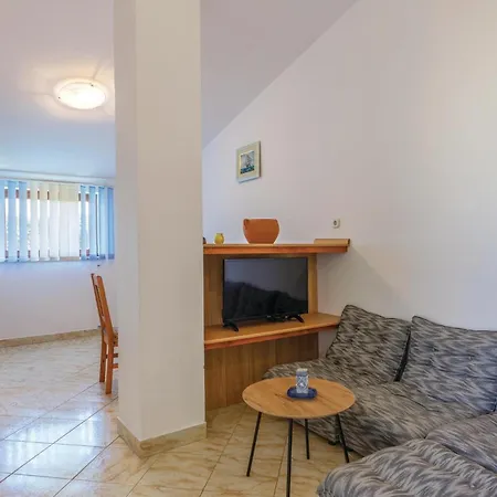Apartment Gorgeous Apartment In Barban-Rebici With Kitchen